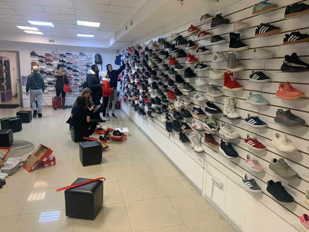 Кроссовки найк в москве outlet nike. Аутлет найк дисконт. Найк дисконт СПБ. Дисконт найк в Москве. Дисконт магазины найк.