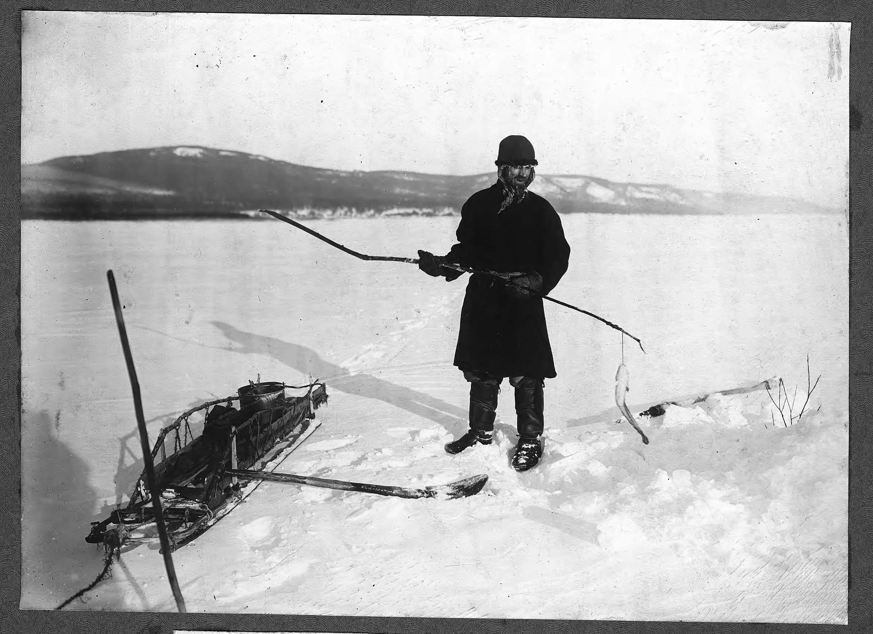 Ловит 19. Старая удочка для зимней рыбалки. С. Рыбное на ангаре. Енисейской губернии. Рыболовство в Крыму 15 века.