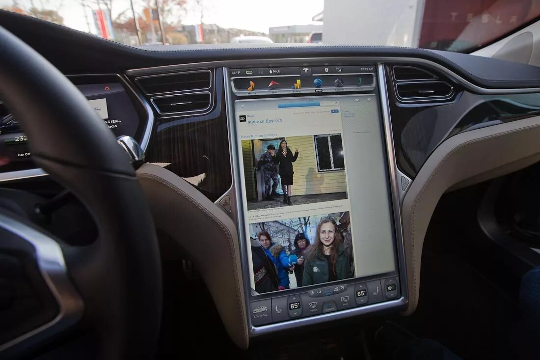Captiva 2013 Tesla. Тесла монитор. Экран в Тесле. Экран от Теслы.