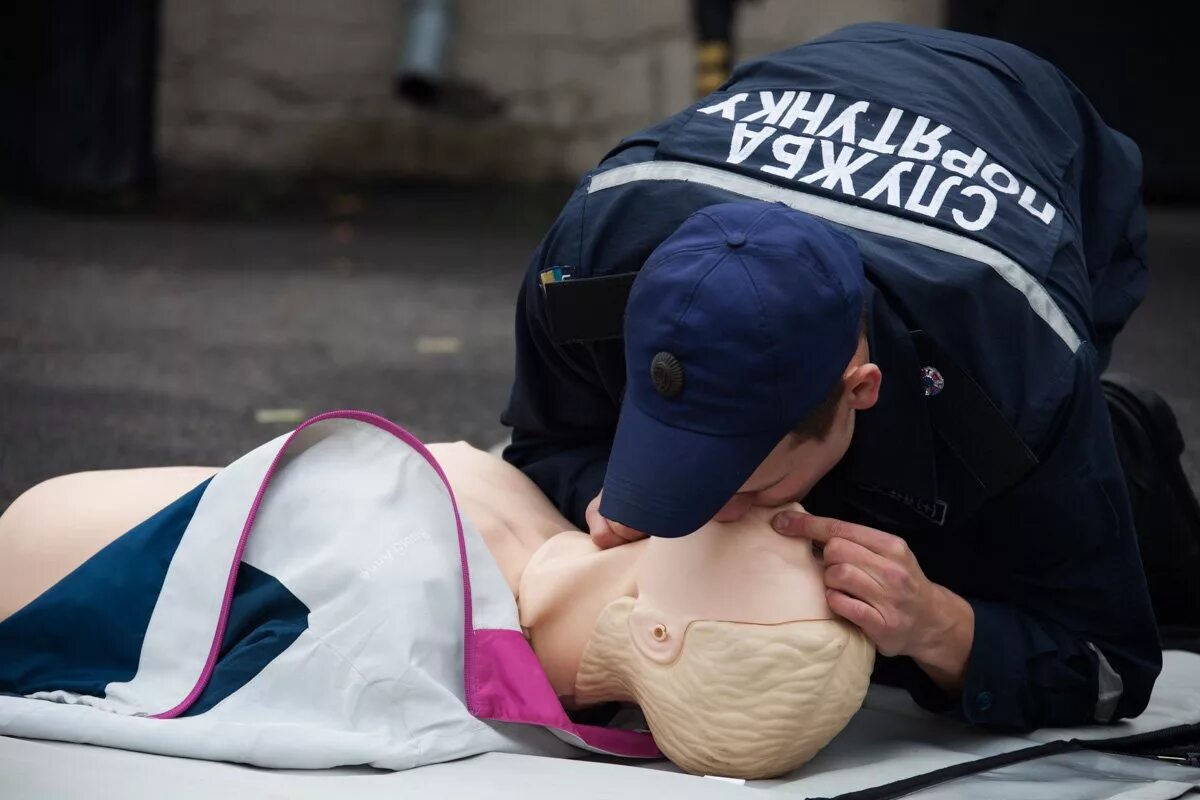 искусственное дыхание рот в нос. как делать искусственное дыхание. искусственное дыхание картинки для презентации. как делать искусственное дыхание человеку. искусственное дыхание и непрямой массаж техника.