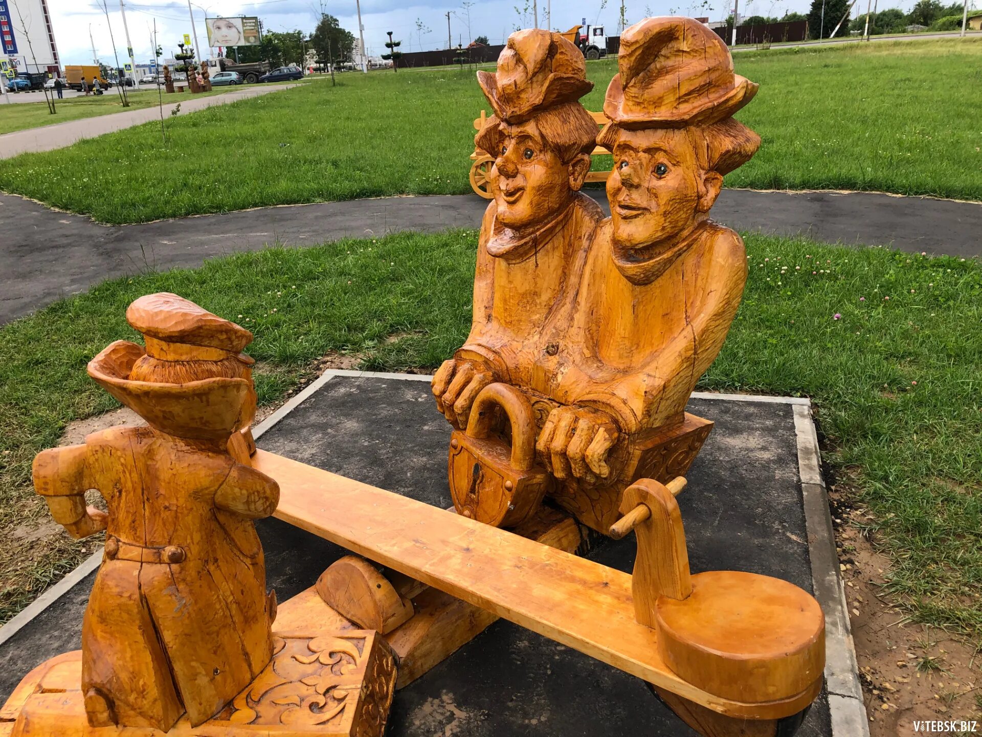 деревянные герои сказок. деревянные игрушки из детских сказок. деревянные скульптуры из дерева. деревянные фигуры. деревянные герои сказок.