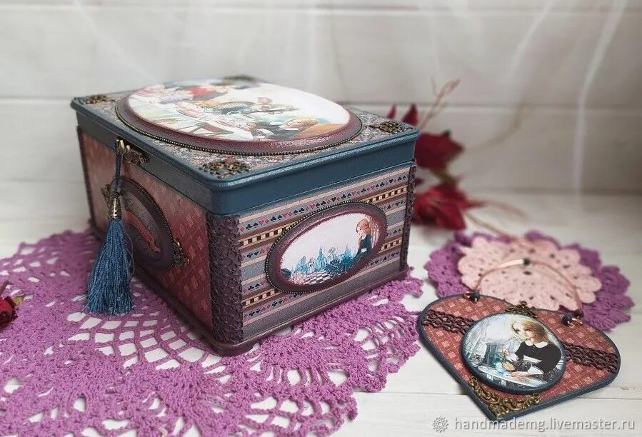 Шкатулка алисы. Майолика шкатулка алиса в стране чудес. Декупаж шкатулки алиса в стране чудес. Декупаж шкатулка алиса. Шкатулка алисы.
