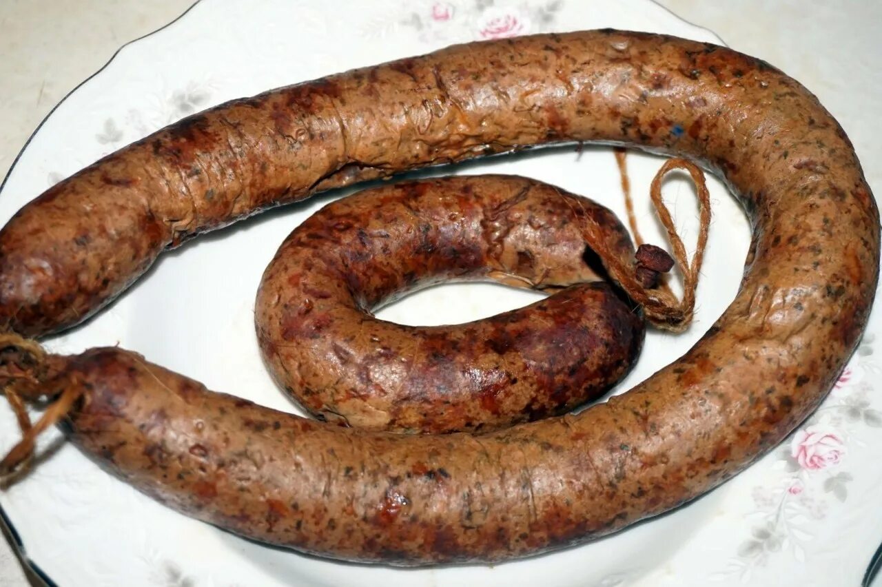 колбаса из гречки. колбаса из печени. вязка домашней колбасы шпагатом. печеночная колбаса. домашняя колбаса с гречкой рецепты.