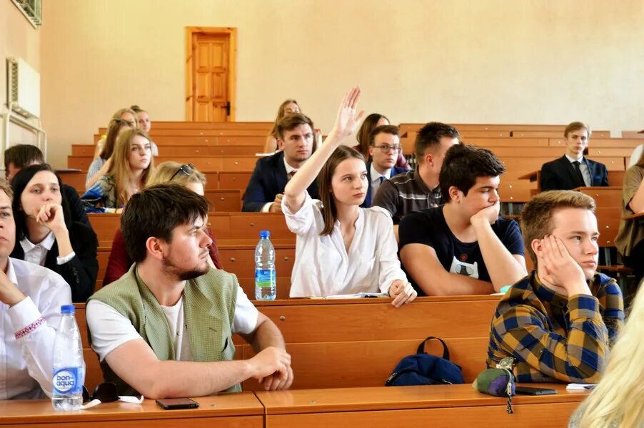 Студенты высших и средних. Студенты в вузе. студенты на лекции. студент педагогического вуза. студенты педагогического института.