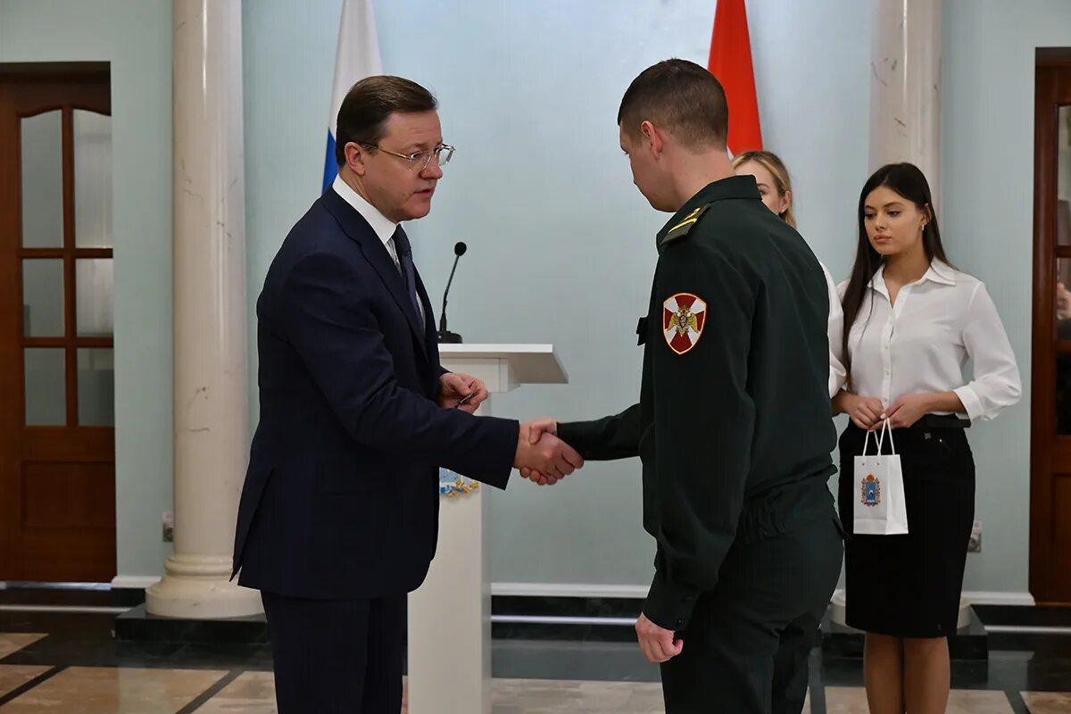 Вручение наград. Награждение военнослужащих государственными наградами. Азаров вручает награду. Награждение бойцов спецназа.