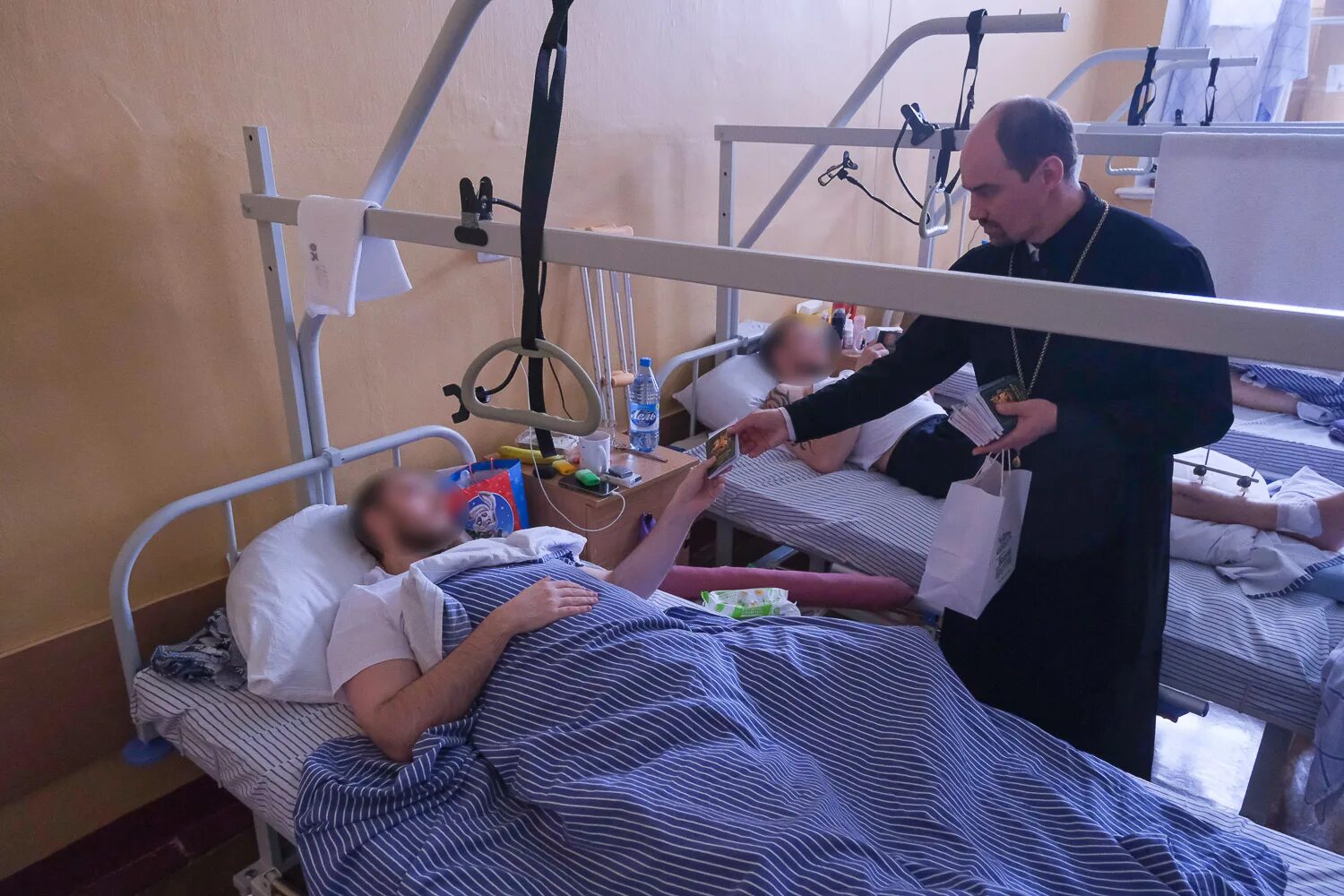 Солдаты сво в госпиталях. Красноярский военный госпиталь. Раненые в военном госпитале.