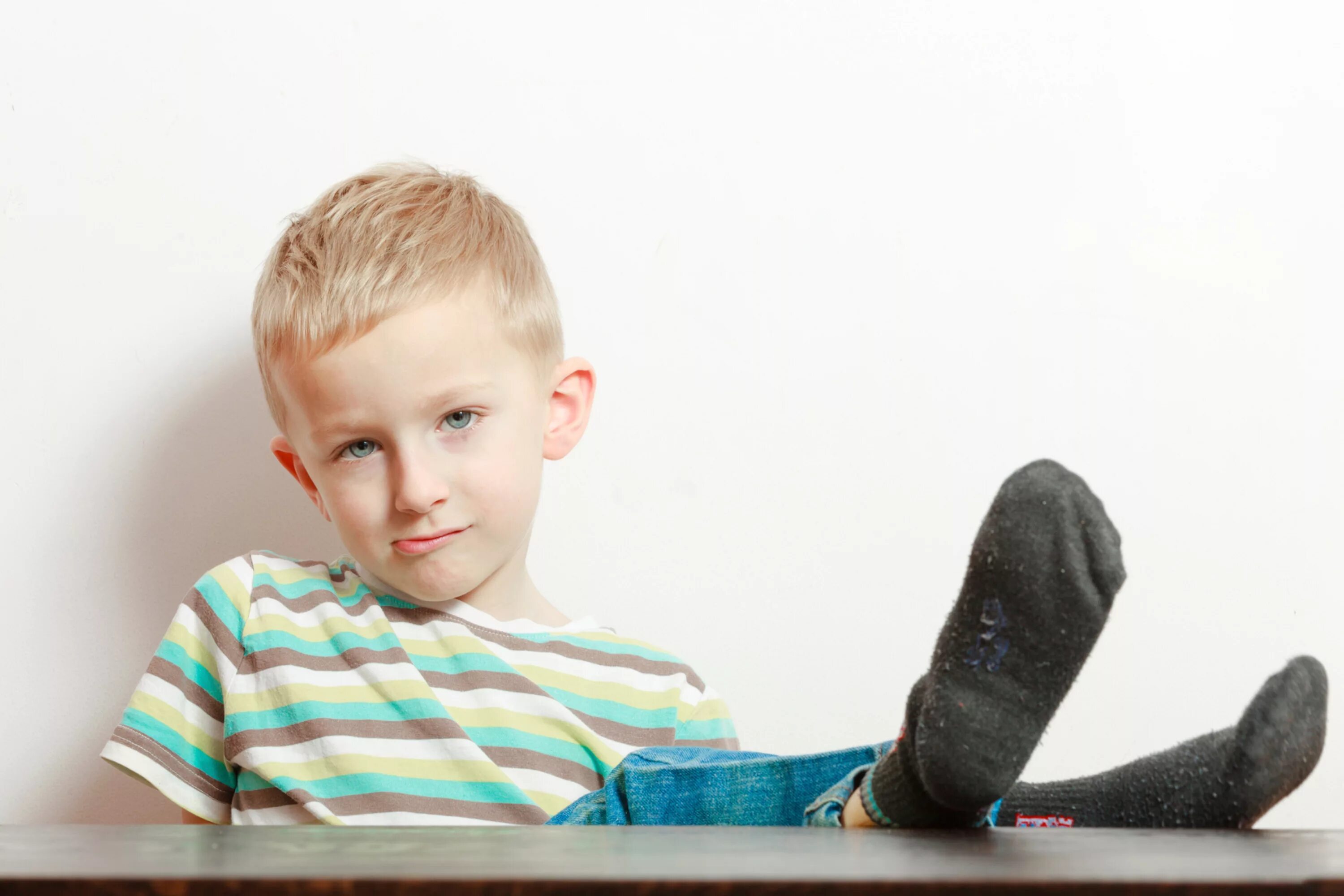 Мальчик с ручкой. Жизнь среди мальчишек. Ребенок думает. Мальчик дилдом текст. Мальчик с ручкой фон.