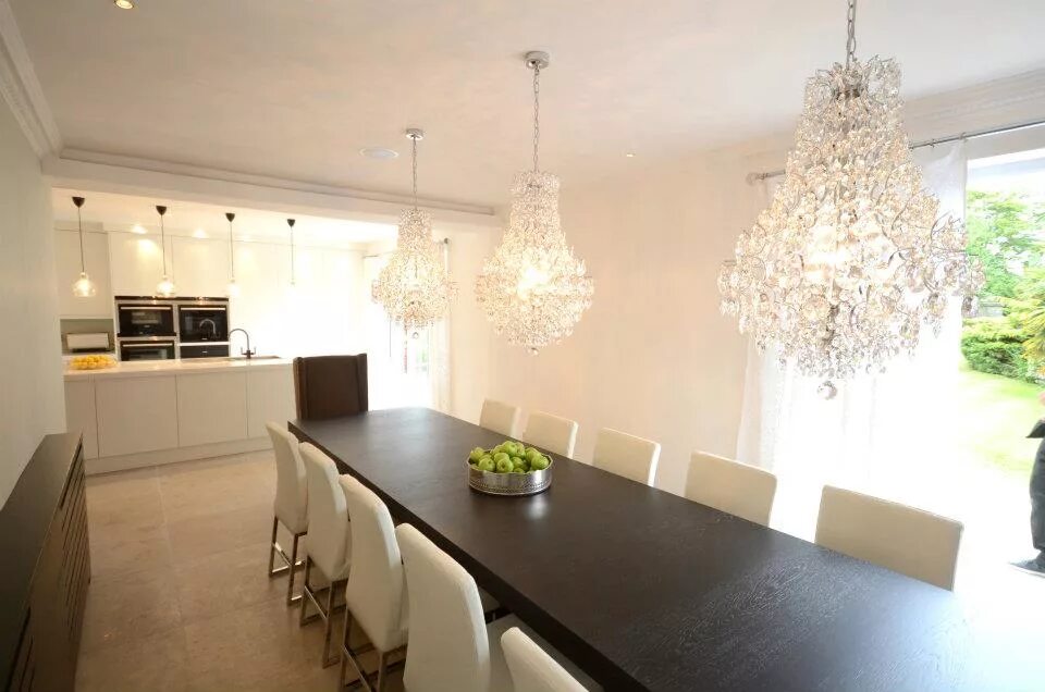 Люстра над обеденным столом. Подвесная люстра над обеденным столом. Люстра для обеденной зоны. Подвесной светильник (над обеденным столом) стокгольм. Люстра над столом на кухне.