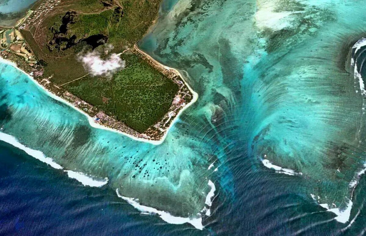 Страна состоящая из островов. Подводный водопад Маврикий в индийском океане. Ле Морн Брабан водопад. Подводный водопад Ле-Морн-Брабан, Маврикий. Маврикий остров Леморн.