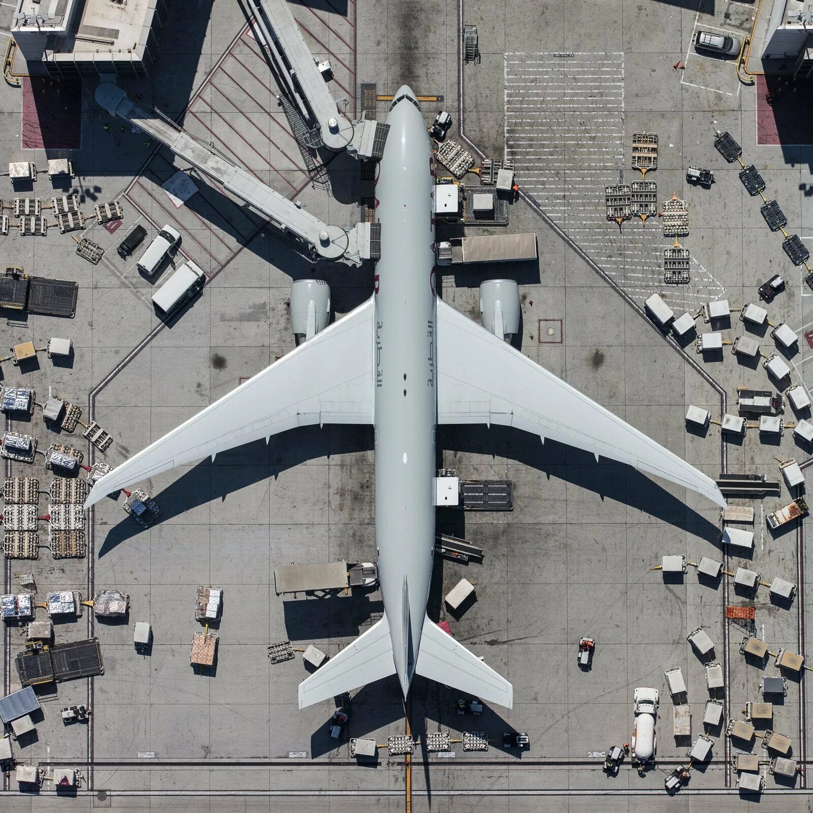 Пассажирский самолет сверху. Боинг 777 снизу. Пассажирский самолет вид сверху. Самолет вид сбоку сас. Самолет с верху.