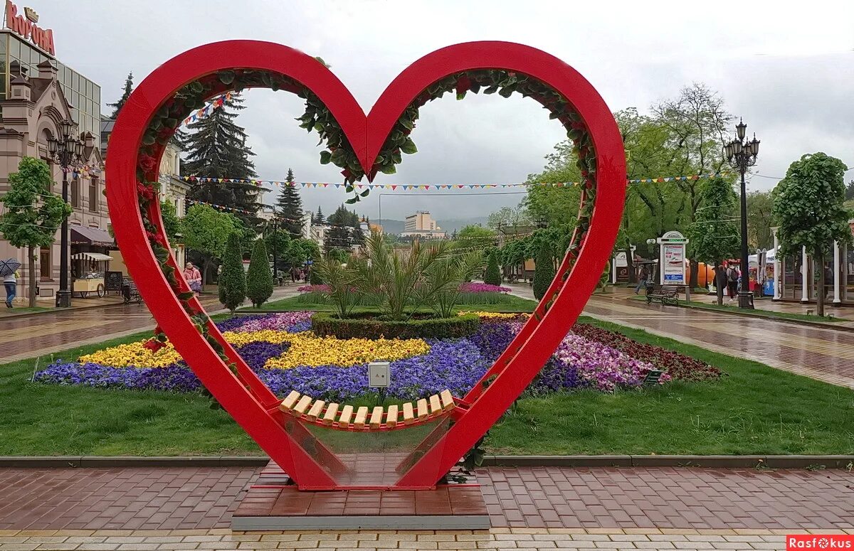 Любимый сердце города. Скульптура влюбленные Кисловодск. Арт объект сердце. Сердце города. Арт объекты сердце города.