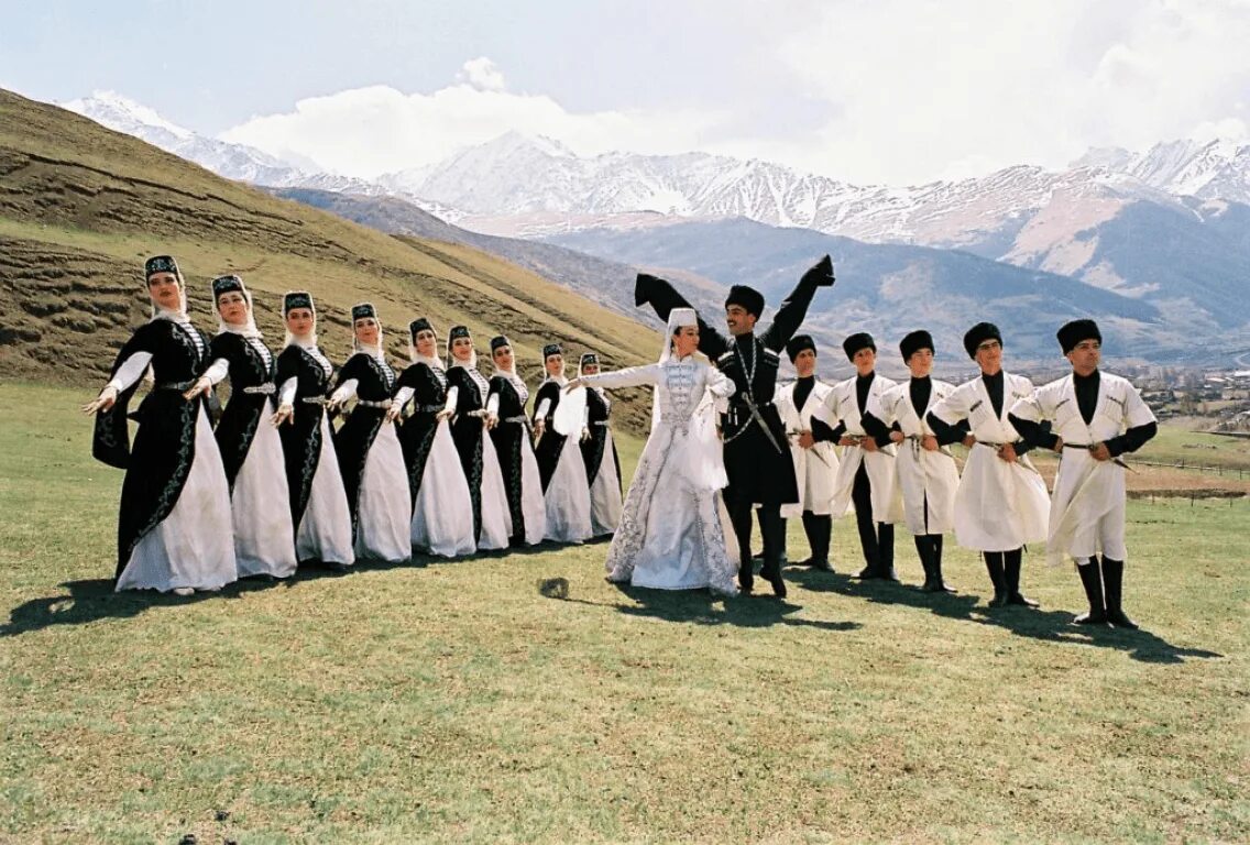 Какое население в северной осетии. Симд осетинский. Ансамбль Иристон Северная Осетия. Танец осетинцев национальный. Осетинская традиция танец симд.