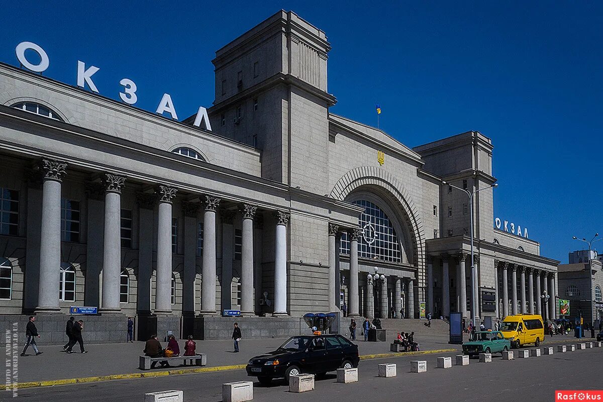 Ж/Д вокзал г.Днепропетровска. ЖД вокзал Днепропетровск. Железнодорожный вокзал в Днепре. ЖД станция Днепр главный.