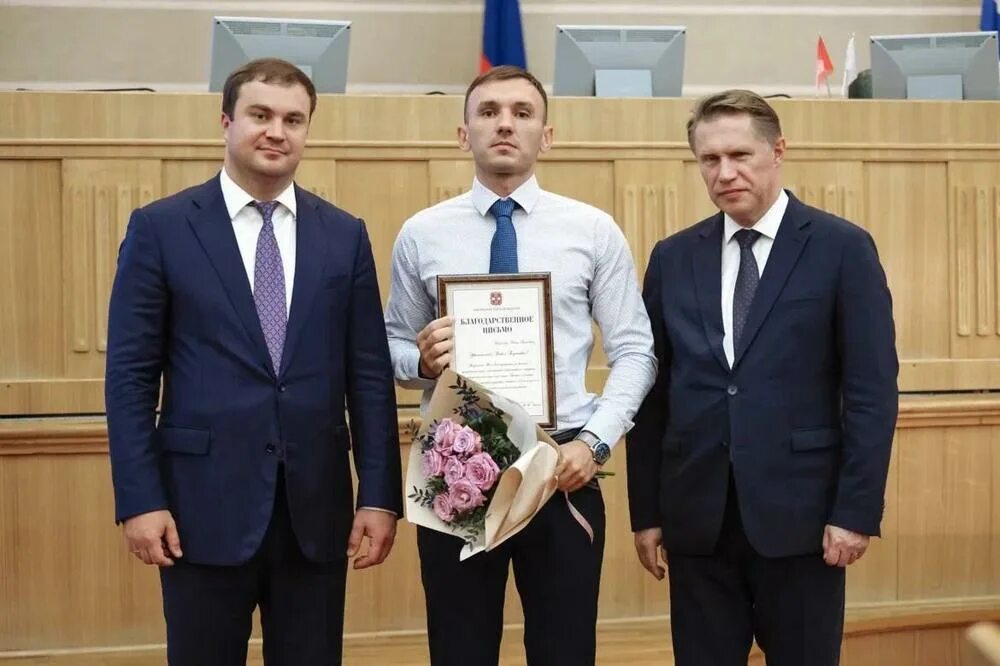 Хоценко и награды Омск. Награждение медиков Омск. Вручение почетного строителя России министром.