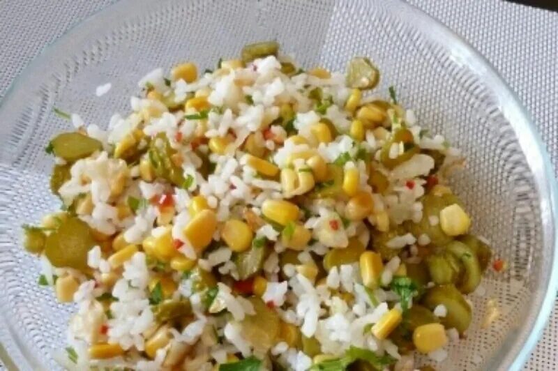 постные салаты. рисовый салат. постный салат с фасолью. рис с салатом из овощей. постный салат с рыбными консервами.