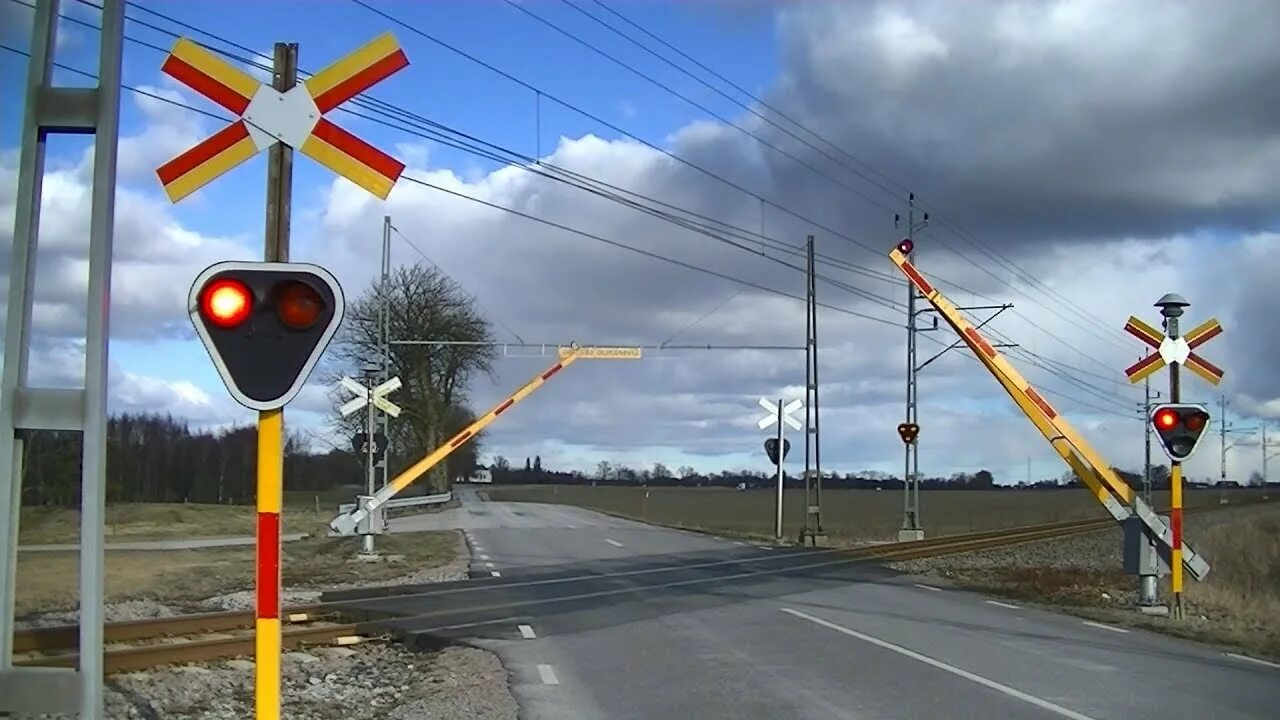 Светофор для поездов. Железнодорожный светофор. Светофор на жд переезде. Жд переезд светофор семафор. Переезд семафор.