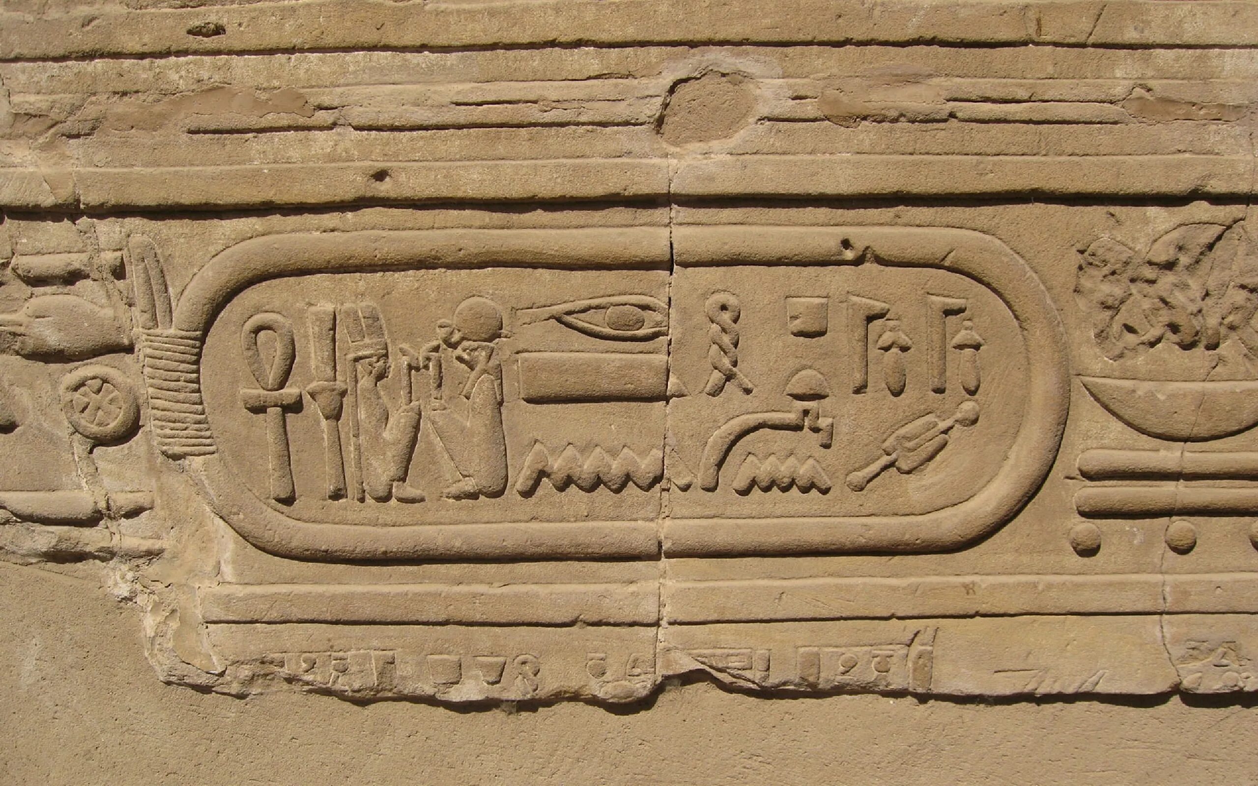 Иероглифы пирамид. Древнейшие иероглифические надписи Египта. Картуш Шену в древнем Египте. Египет Картуш символы это. Карту́ш Египетский.