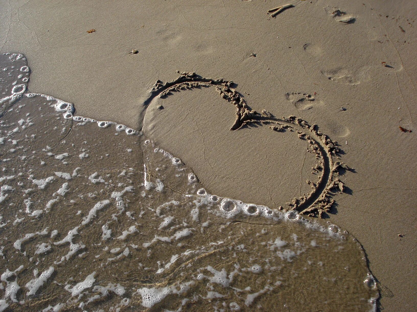 Следы любви. Надпись на песке на море. Романтические надписи на песке. Надпись на песке смыта. Следы на песке любовь.