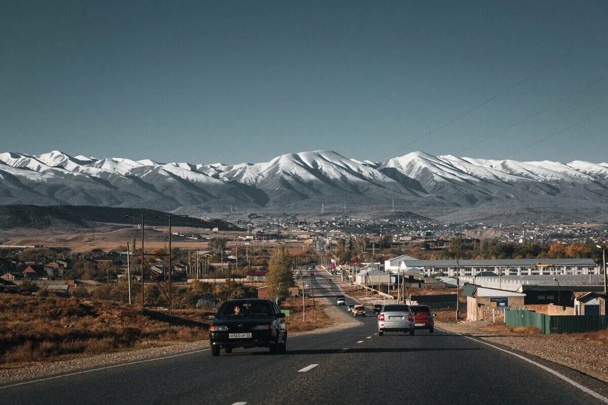 Безопасно ли сейчас ехать в дагестан. Горы дагестана в тумане. Дагестан куда поехать. Парень в рубашке сулакский каньон. Поездка в дагестан.