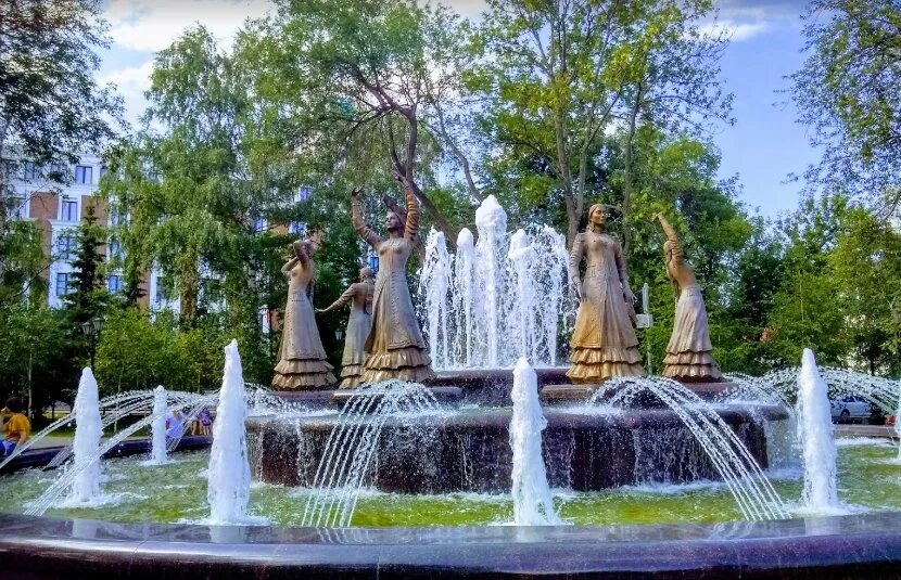 Фонтан семь девушек. Фонтан семь девушек в уфе. уфа город достопримечательности фонтан семь девушек. фонтан семь девушек уфа памятник. &quot;семь девушек уфа сквер&quot;.