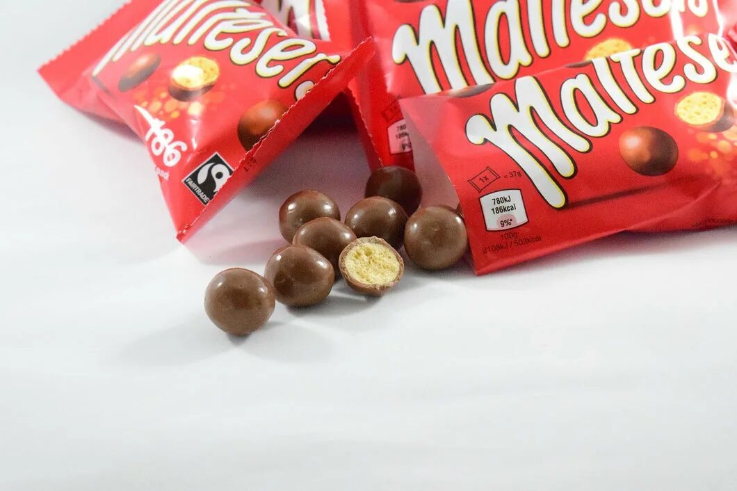 Шоколад Мальтизерс. Maltesers шоколадные шарики 37 гр. Maltesers конфеты. Шоколадные шарики Maltesers 37г. Конфеты maltesers купить