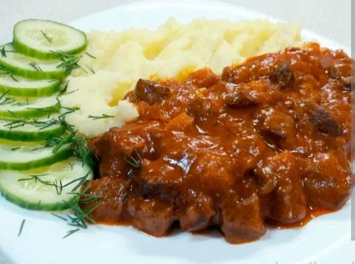 Подлива из говядины с мукой. Гуляш. гуляш из говядины. гуляш с подливкой. говядина с подливкой.