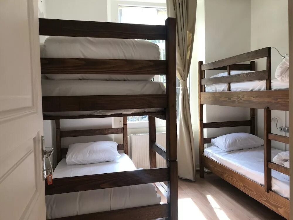 Хостел лаунж. Хостел в стамбуле. Хостел стамбул. Wabi sabi hostel istanbul. Недорогие хостелы в стамбуле.