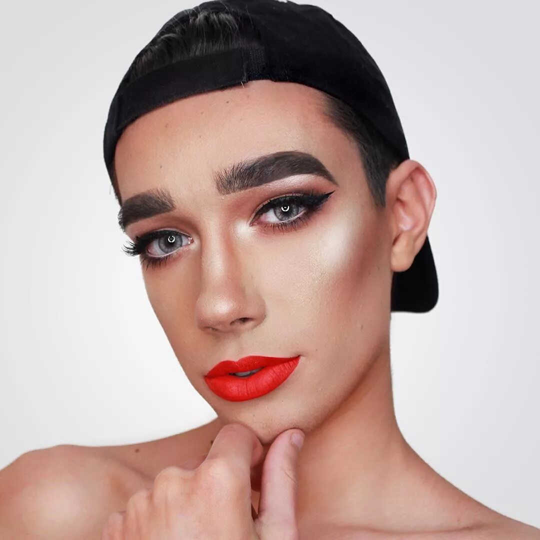 напомаживать. девушка красит ресницы. мужчина метросексуал. накрашенные блоггеры мужчины. красивые волосы.