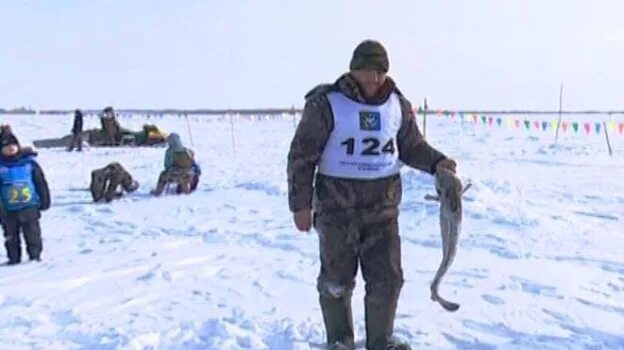 Погода мужи шурышкарский рп5. Рыбалка в Салехарде с набережной. День рыбака Шурышкарский район. Ямальская щука. Салехард рыбалка летом на тройник.