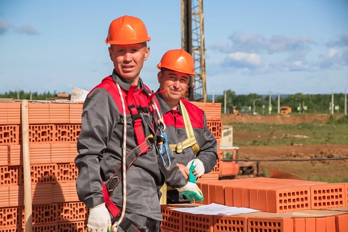 каменщики вахта. каменщики вахта. профессия каменщик. современные материалы каменщик. работники на стройке.