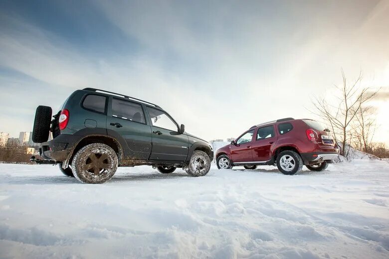 Renault Duster и Chevrolet Niva. Chevrolet Niva vs Renault Duster. Дастер vs Нива Шевроле. Рено Дастер и Нива. Нива и нива шевроле сравнение