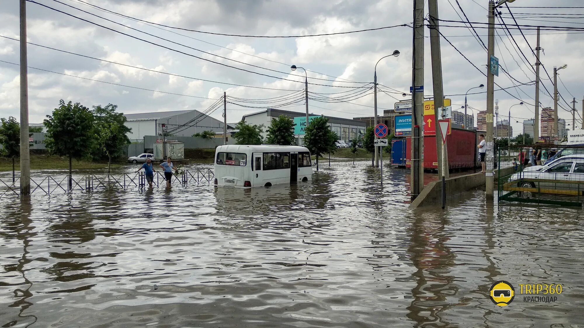 Какие улицы затопила в городе орске. Потоп на улице Московской Краснодар. Потоп в Краснодаре 2021. Потоп на Московской Краснодар. Наводнение Шанхай Краснодар.