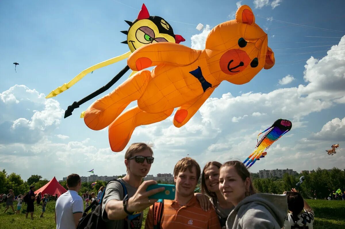 Пестрое небо. Царицыно музей-заповедник фестиваль воздушных змеев. Фестиваль летучих змеев в Царицыно 2021. Царицыно парк фестиваль воздушных змеев. Парк Царицыно воздушные змеи.