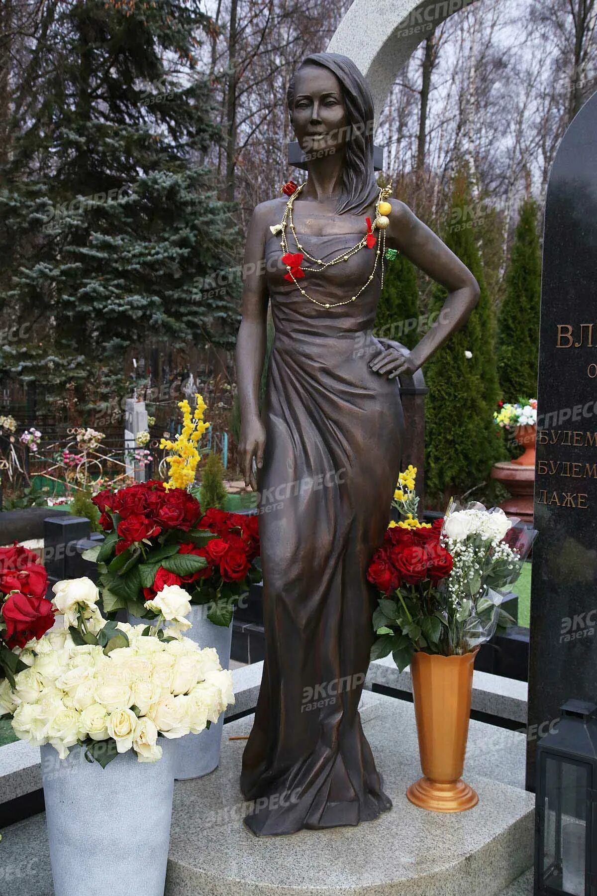 Фриске кладбище. Могила Жанны Фриске. Памятник Жанне Фриске на могиле. Памятник на могиле Жанны Фриске.