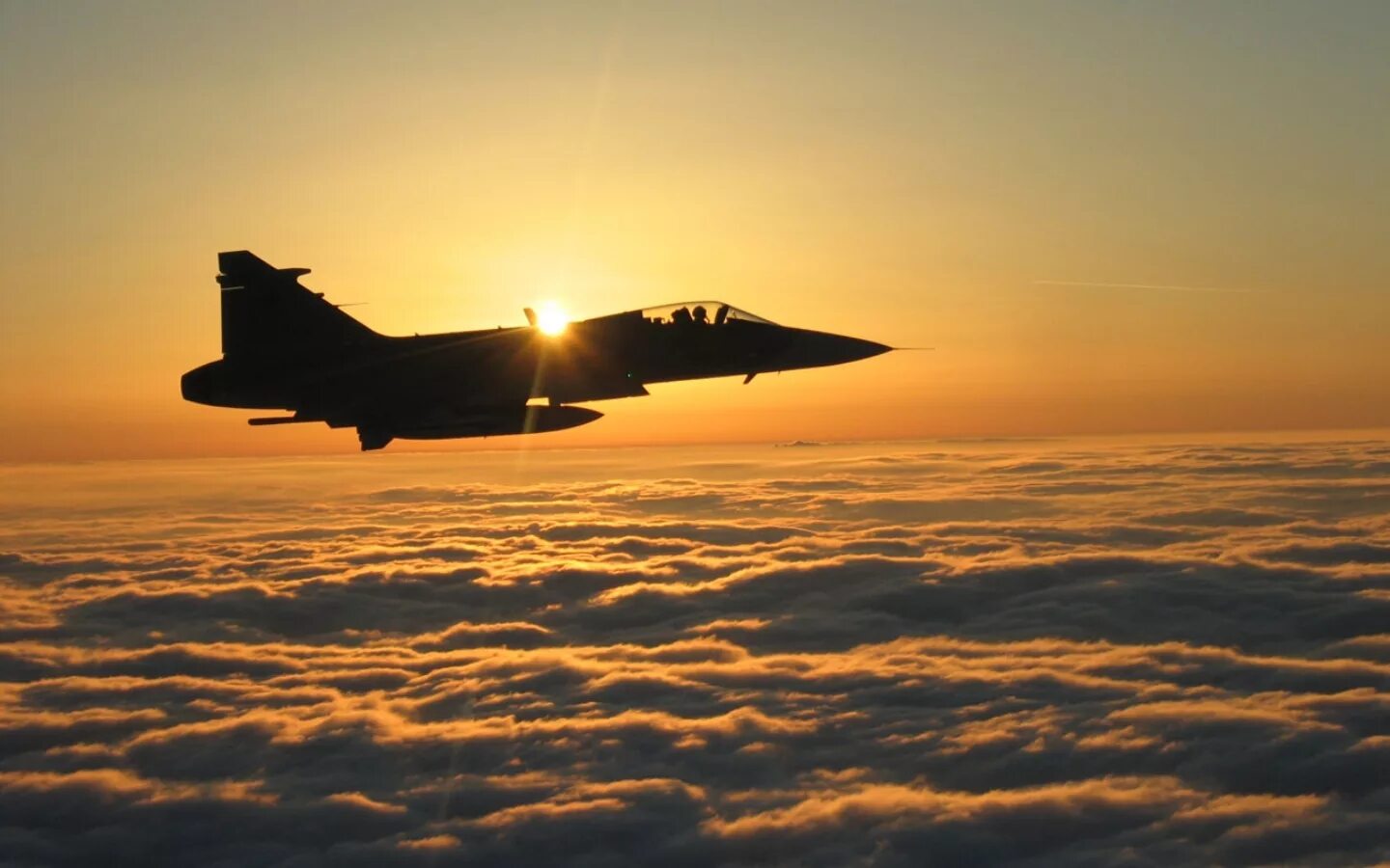Джет Файтер самолет. F16 истребитель. Самолет на фоне заката. Военный самолет на закате.