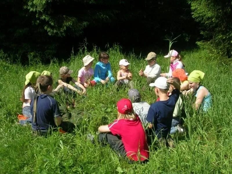 Дети на экскурсии на природе. Школьники на природе. Школьники на экскурсии на природе. Природа для дошкольников.