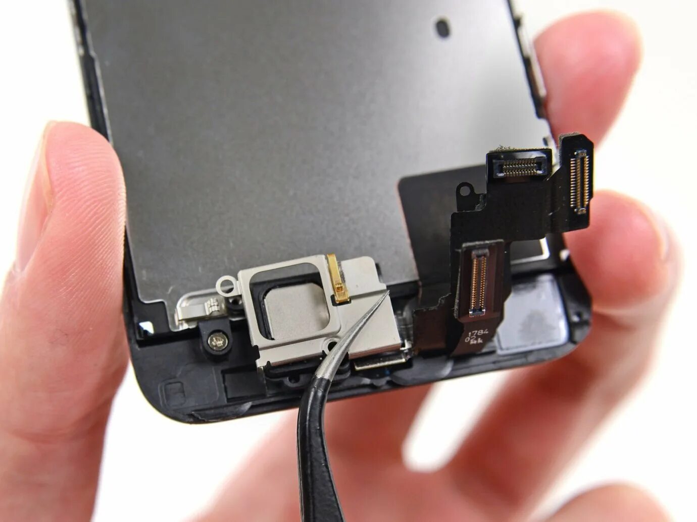 Как почистить динамик на iphone xr. Динамик айфон 5. слуховой динамик iphone 5s. верхний динамик айфон 5. iphone 5s верхний динамик.