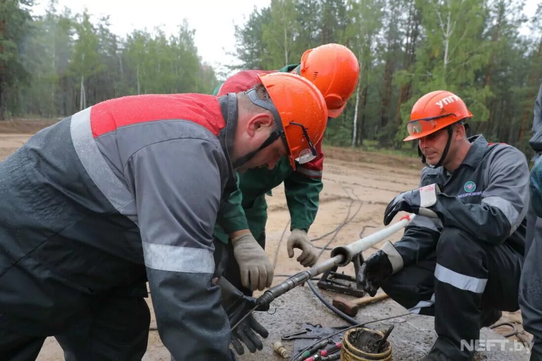 Геолог. Рабочий на геофизических работах. Геологическая разведка. Геология и геодезия. Рабочий на геофизических работах.