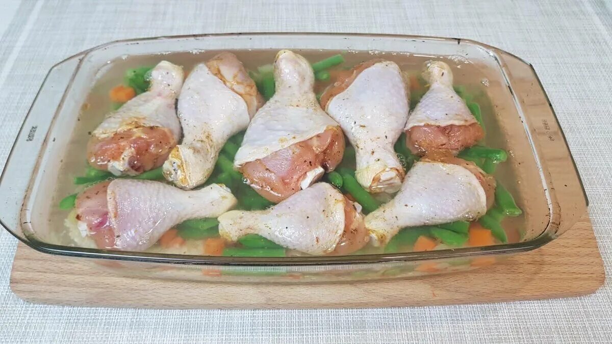 Как вкусно запечь куриную голень в духовке. Куриные голени с рисом в духовке. куриные голени запеченные с рисом в духовке. куриные голени запеченные в духовке с овощами. куриные ножки с рисом в духовке.