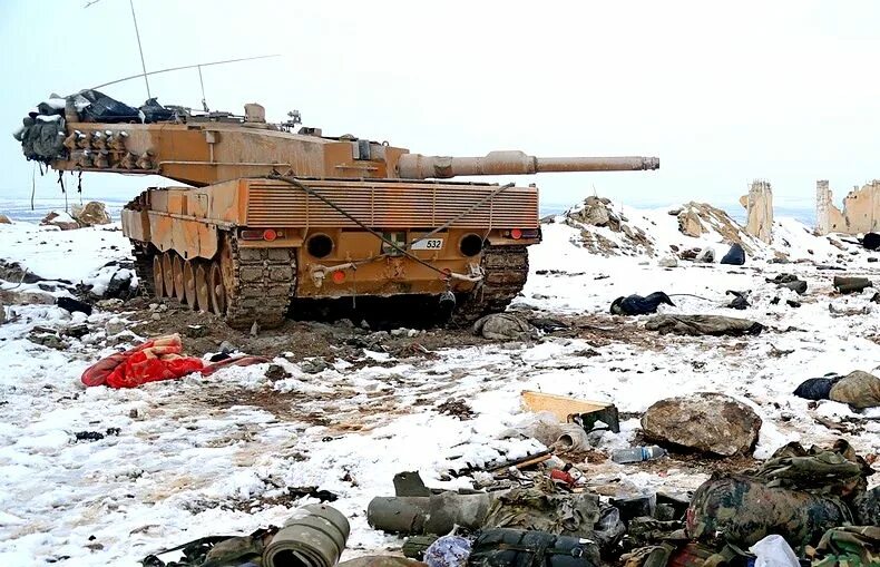 Сколько дали за абрамс. Турецкие "леопард 2а4" подбитый. Leopard 2a4 в Сирии. Танк леопард 2. Турецкий Leopard 2a4.