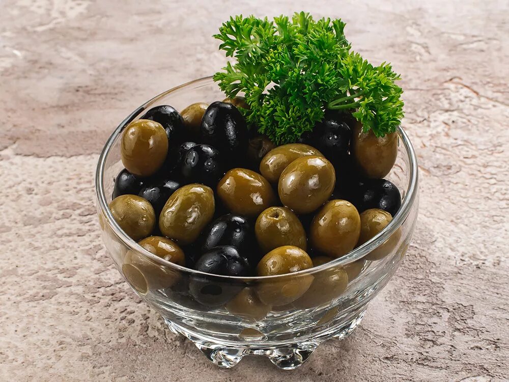 Польза косточек маслин. Оливки и маслины. Оливковые косточки маслины. Тарелка для оливок. Маслины в тарелке.