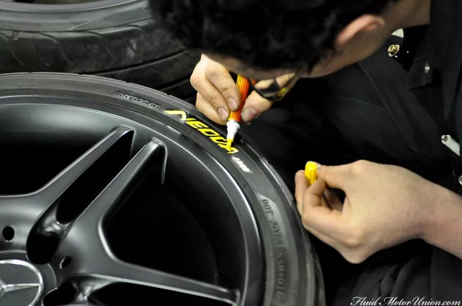 На автомобильных покрышках часто крепят металлические. Крашеные шины. Покрасить резину. Желтая краска на резине. Покрасить буквы на шинах.
