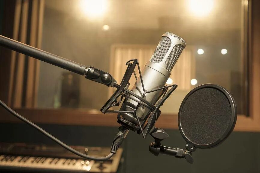 Ветрозащита для микрофона blue yeti. Дикторский микрофон. Динамический микрофон на радио. Какой микрофон для записи голоса. Фотостудии с микрофоном.