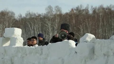 Яркое солнце рушит последние снежные крепости