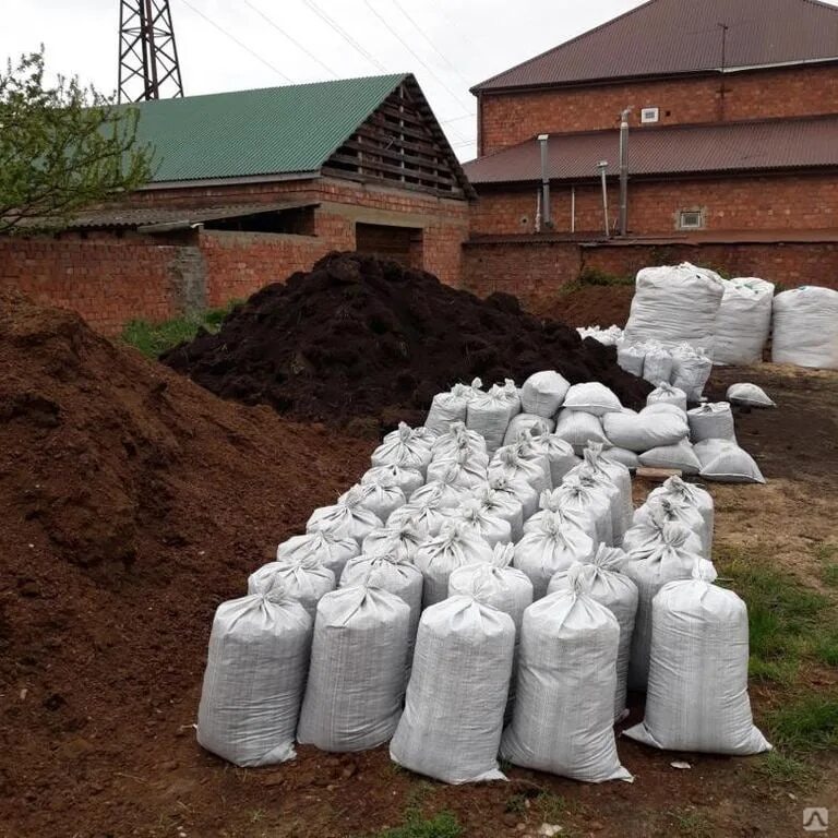Навоз в мешках. Перегной в мешках. торф в мешках. конский навоз в мешках. навоз перегной в мешках.