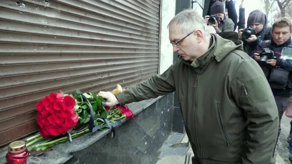Траур по погибшим в донецке. Донецк памятник работникам жкх. Траур в донецке сегодня. Памятник коммунальщику. Донецк цветущий город.