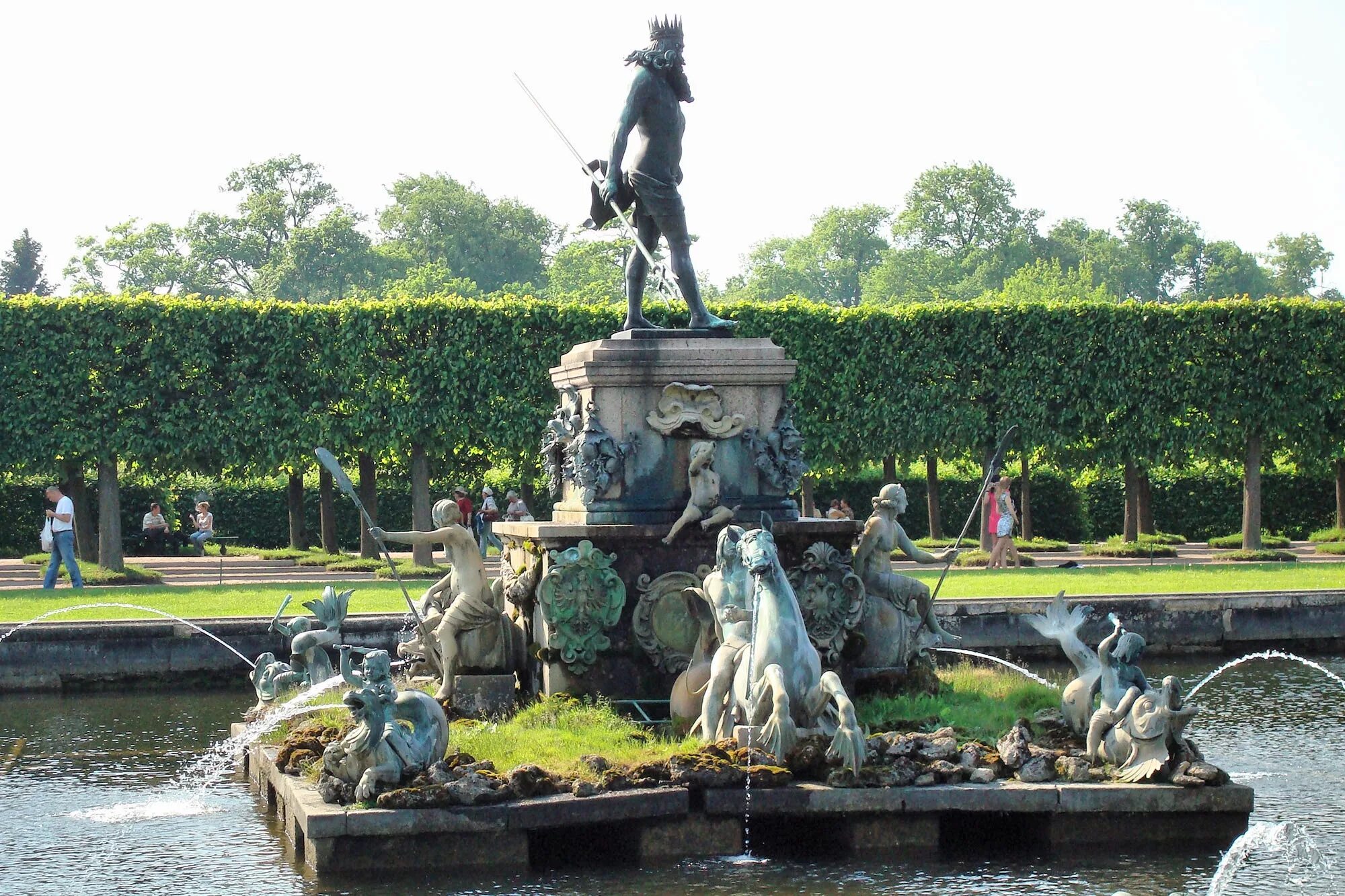 Фонтан Нептун в Петергофе. Петергоф верхний сад фонтан Нептун. Кадриорг фонтан Нептун. Статуя Нептуна в Петергофе. Сад нептуна