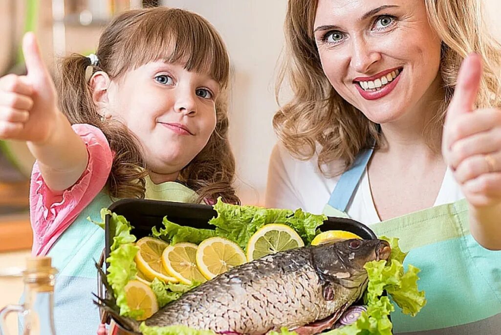 Польза детского. Что едят рыбы. Ребенок ест рыбу. Питание рыб для детей.