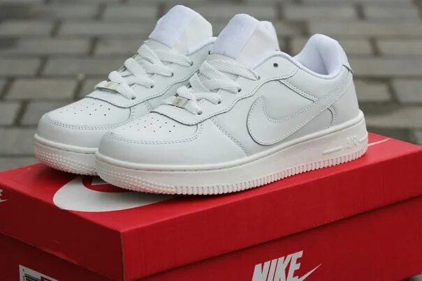 Nike Air Force 1 белые. Коробка Nike Air Force 1. Nike Air Force 1 бело коричневые. Nike Air Force Red White. Найк с сердечками