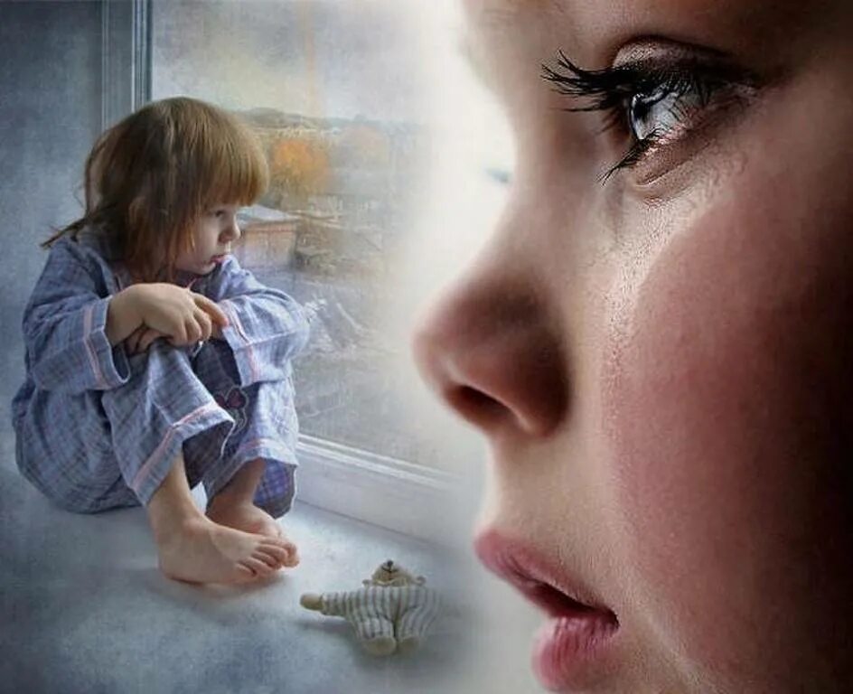 Слезы ребенка. Мама с плачущим ребенком. Ребенок скучает по маме. Слезы сироты. К чему снится мама плачет во сне